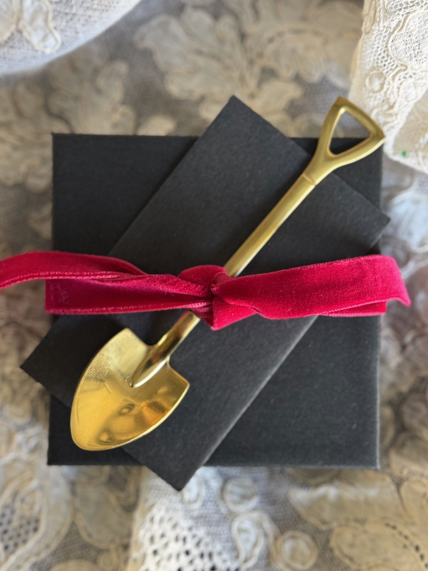 Miner’s Delight Gift Wrap – Signature Mine & Reveal Experience