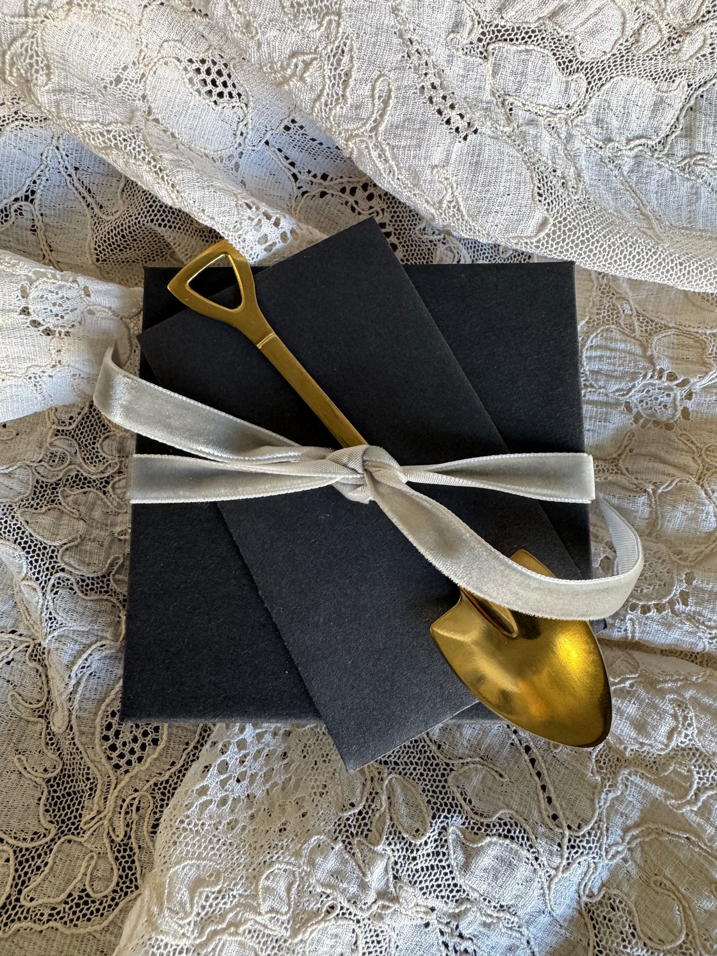 Miner’s Delight Gift Wrap – Signature Mine & Reveal Experience